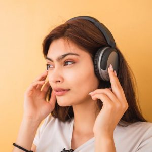 Femme qui écoute un audio guestbook