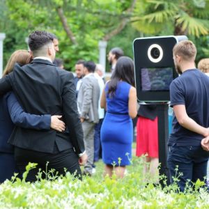 Animateur pendant une prestation photobooth