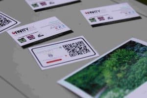 Imprimante par sublimation accompagnée d'accessoires tels que des supports de papier et des outils de maintenance