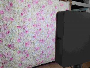 Détail artistique du mur à fleurs, créant une toile de fond élégante et esthétique pour le photobooth du mariage