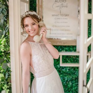 La jeune mariée écoutant avec bonheur les messages enregistrés dans l'Audio Guestbook après la cérémonie de mariage