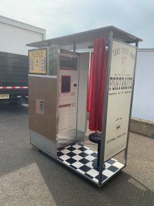 Zone du photobooth des années 1970 avec un fond coloré et des motifs rétro