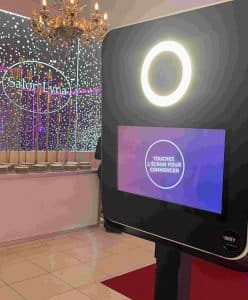 Photobooth élégant, prêt à capturer l'ambiance de la célébration.