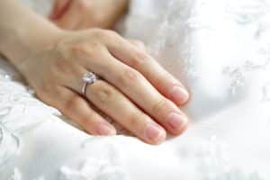 Élégance intemporelle : Bague de mariage en or blanc avec diamant pour femme.