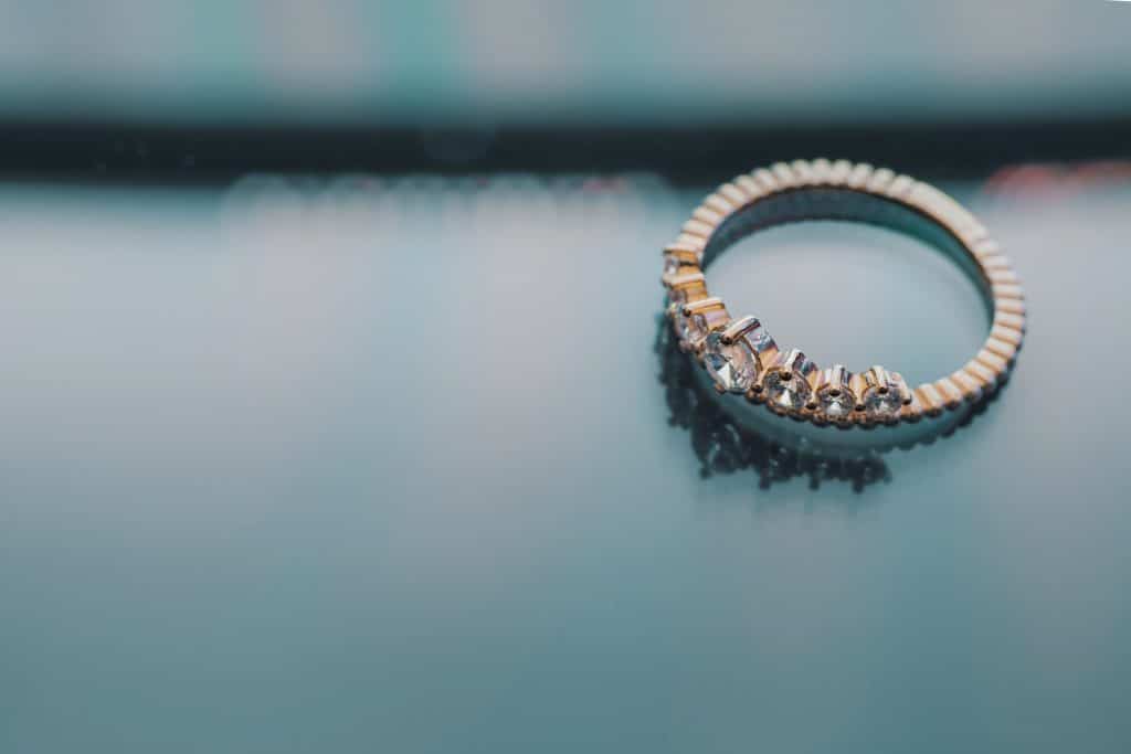 Excellence joaillière : Bague de mariage de luxe pour femme, incrustée de diamants étincelants.
