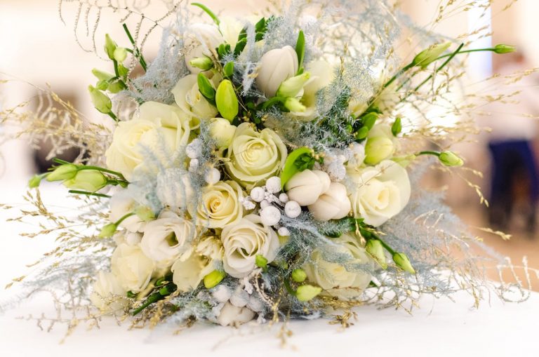 Symbole de pureté : Bouquet de la mariée avec des fleurs blanches et des touches de verdure pour une allure classique.
