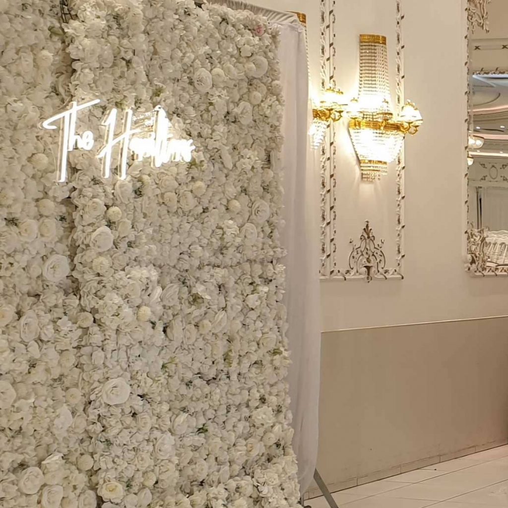 location de mur à fleur avec photobooth pour un mariage