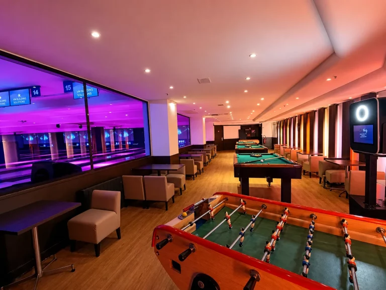 Photobooth dans une salle de loisirs avec billards et baby-foot