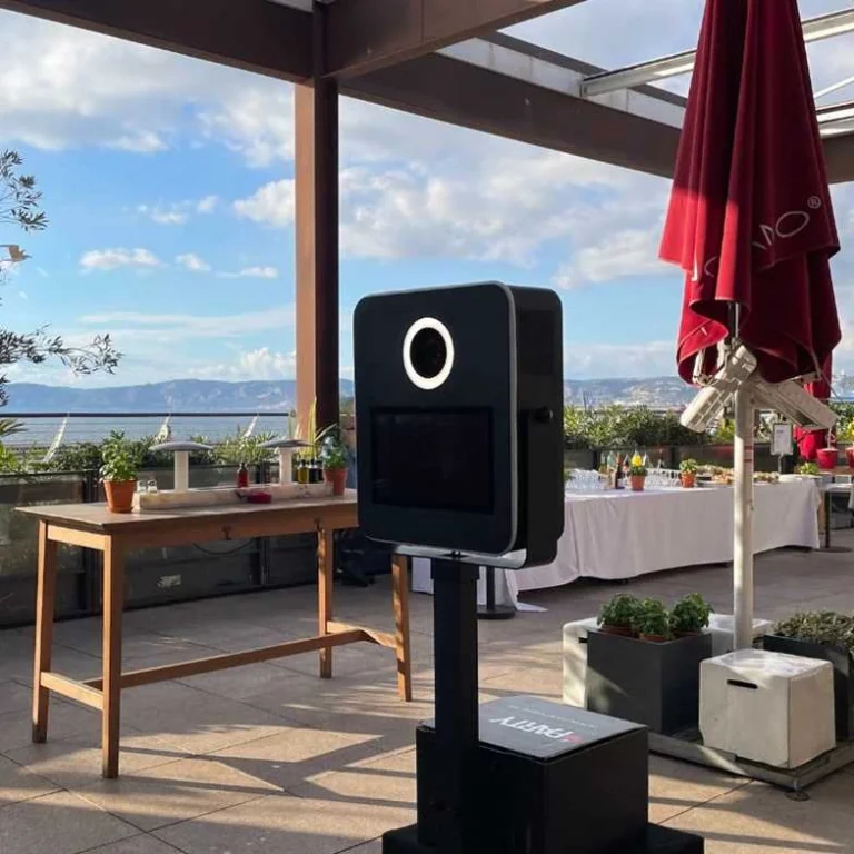 Photobooth classique pour un événement en extérieur avec vue sur la mer